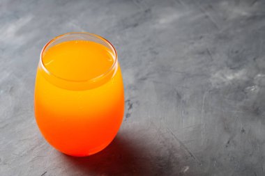 Kirli Soda Gri Beton Arkaplanda Şeffaf Cam, Moda Karbonatlı İçecek, Boşluğu Kopyala