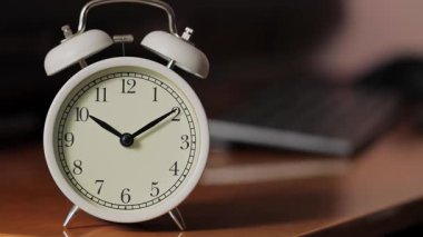 Beyaz Analog Alarm Saatinin Kapanışı Siyah Saat Yüzlü Kamera Görüntüleme Saati