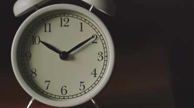 Beyaz Analog Alarm Saatinin Kapanışı Siyah Saat Yüzlü Kamera Görüntüleme Saati