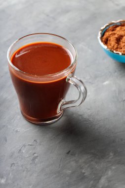 Şeffaf Bardakta Sıcak Çikolata Gri Beton Üzerinde Kakao Tozu ile, Boşluğu Kopyala