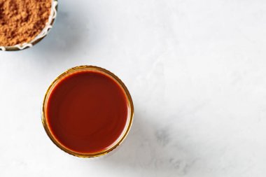 Altın halkalı kakao içeceği ve beton zeminde kakao tozu, kopyalama alanı