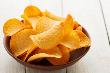 Kırsal Ahşap Yüzeyde Altın Patates Cipsi Kasesi