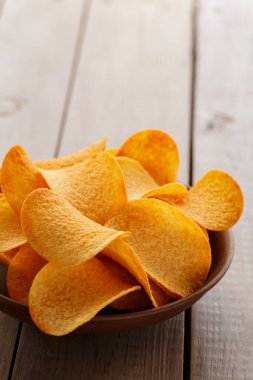 Kırsal Ahşap Yüzeyde Altın Patates Cipsi Kasesi