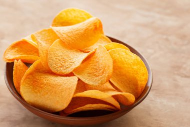 Altın Patates Cipsleri, Bej Arka plan Yakın plan Çekim Kupasında