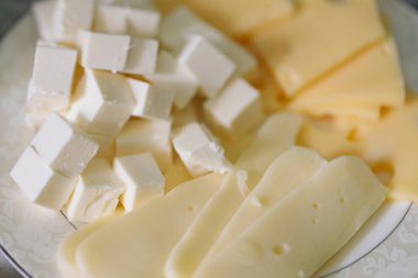 Tabakta Sarı Peynir Dilimli Beyaz Feta Peynir Küpleri