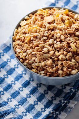 Mavi Beyaz Peçeteye Yulaf ve Fındıklı Kuru Granola