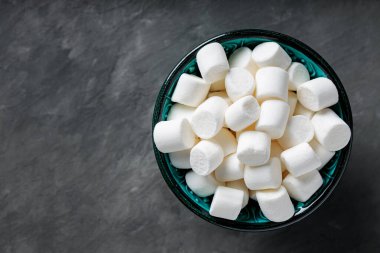 Koyu Gri Arkaplan Üst Görünüm Boşluğunda Beyaz Şekerlemeler