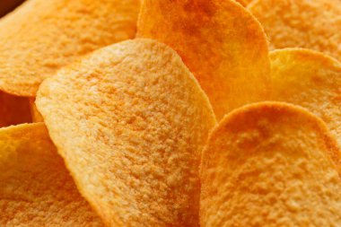 Yağlı desenli ve aromalı Altın Patates cipslerinin yakın çekimi