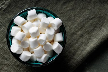 Yeşil Peçete Üst Görünümünde Turkuaz Kasede Beyaz Şekerlemeler Kopyalama Boşluğu