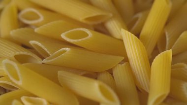 Mutfak tezgahında seramik kasede kurutulmuş makarna.