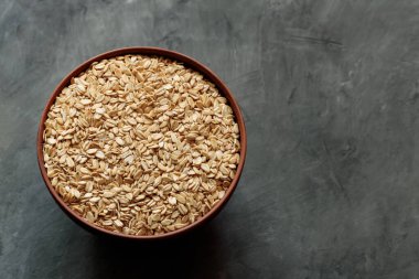 Beton Yüzeyde Kırsal Kase 'de Vegan Tahıllı Lapa