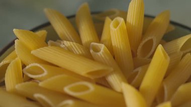 Mutfak Masası Kamerasında Pişmemiş Penne Makarnası Eğil