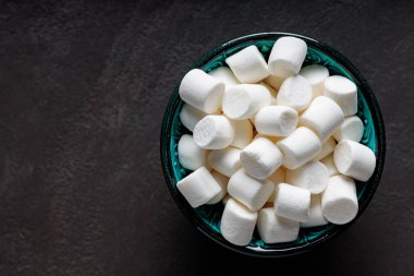 Koyu Arkaplan Üst Görünümünde Turkuaz Kasede Beyaz Şekerlemeler