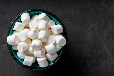 Koyu Arkaplan Üst Görünümünde Turkuaz Kasede Beyaz Şekerlemeler