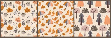 Yapraklar, şemsiyeler, botlar ve ağaçlarla dolu, dikişsiz bir sonbahar deseni. Kumaş, kağıt, tekstil, ambalaj, hatıra defteri ve mevsimlik dekorasyon için elle çizilmiş sonbahar vektör dokusu