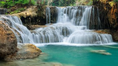 Luang Prabang, Laos yakınlarında Kuan Nehri 'nden dökülen turkuaz suyu.