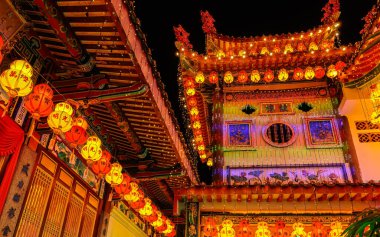 Kek Lok Si tapınağı Çin 'in 2023 yılını kutlamak için binlerce fenerle aydınlatıldı.