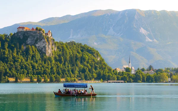Traditional Boat Ferrying Visitors Shore Bled Island Moutains Bleds Castle — Stock Photo, Image