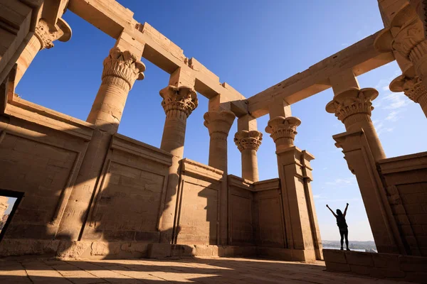 Mujeres Templo Isis Philae Asuán Egipto —  Fotos de Stock