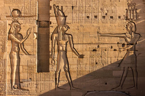 Гравировка Изображением Фараонов Живущих Храме Исиды Филе Асуане Египте — стоковое фото