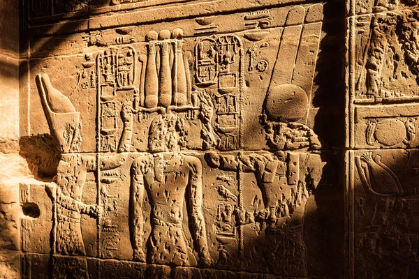 埃及阿斯旺伊希斯神庙内刻有法老画像 — 图库照片