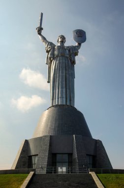 Kiev-Ukrayna 'daki Ukrayna Anavatanı anıtı. 2015 'te çekilmiş.