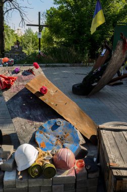 Meydan Meydanı Kiev-Ukrayna 'da ölen savaşçılara saygılarını sunuyor. 2015 'te çekilmiş.