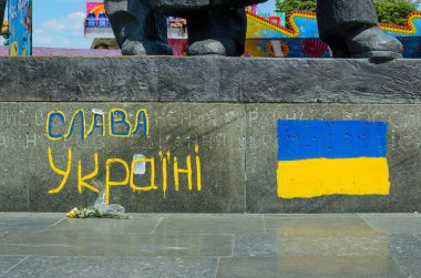 Meydan Meydanı Kiev-Ukrayna 'da ölen savaşçılara saygılarını sunuyor. 2015 'te çekilmiş.