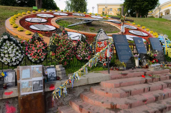 Meydan Meydanı Kiev-Ukrayna 'da ölen savaşçılara saygılarını sunuyor. 2015 'te çekilmiş.