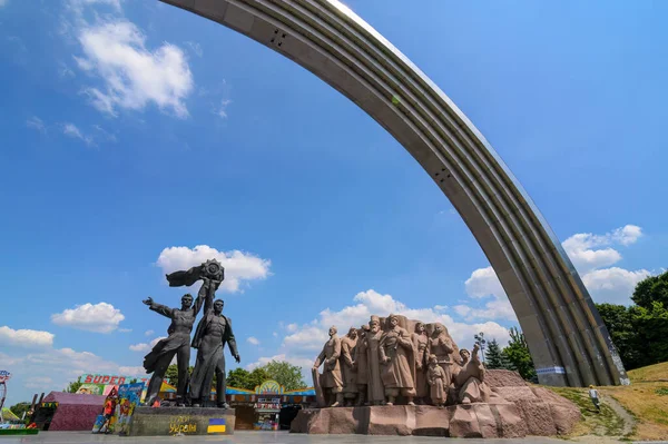 Памятник Братству Народов Арке Свободы Киеве Украине Снимок 2015 Году — стоковое фото