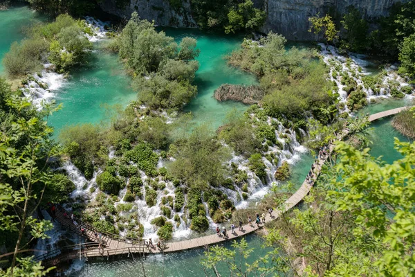 People Walking Wooden Path Turquoise Water Plitvice National Park Croatia — Stock Photo, Image