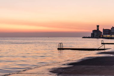 Piran üzerinde gün batımı - Slovenya.