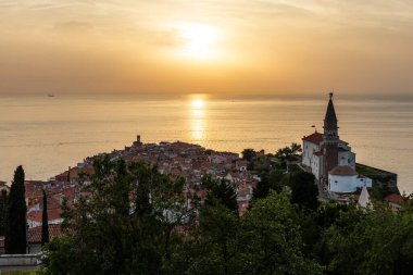Piran üzerinde gün batımı - Slovenya.