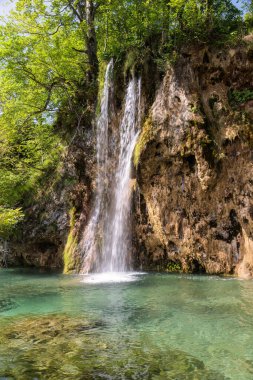 Plitvice Ulusal Parkı 'ndaki Turkuaz şelaleleri - Hırvatistan.