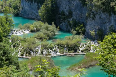 Plitvice Ulusal Parkı 'ndaki Turkuaz şelaleleri - Hırvatistan.