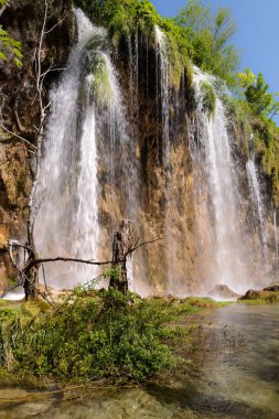 Plitvice Ulusal Parkı 'ndaki Turkuaz şelaleleri - Hırvatistan.