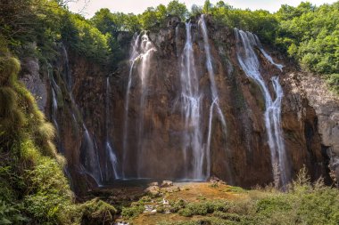 Plitvice Ulusal Parkı 'ndaki Turkuaz şelaleleri - Hırvatistan.