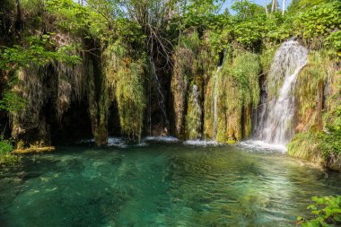 Plitvice Ulusal Parkı 'ndaki Turkuaz şelaleleri - Hırvatistan.