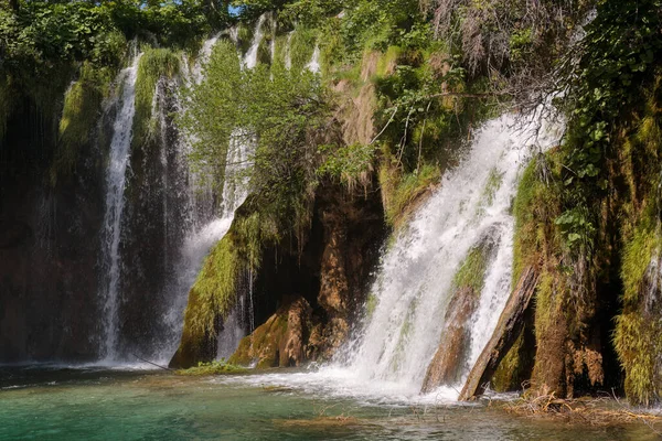 Plitvice Ulusal Parkı 'ndaki Turkuaz şelaleleri - Hırvatistan.