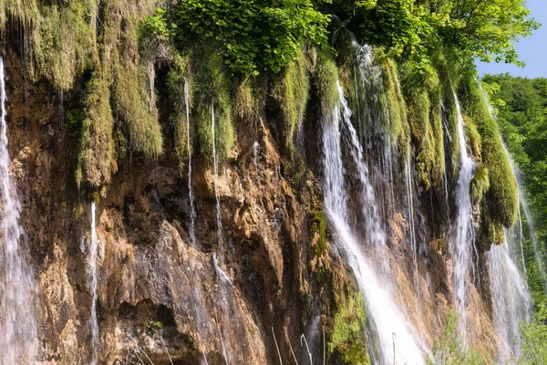 Plitvice Ulusal Parkı 'ndaki Turkuaz şelaleleri - Hırvatistan.