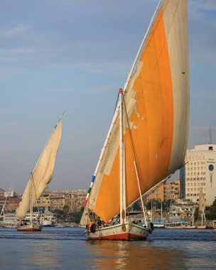 Aswan 'daki Nil Nehri' ndeki Felucca - Mısır.