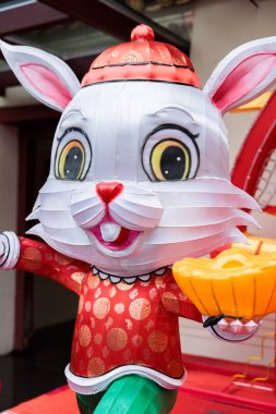Tavşan dekorasyonu Çin 'in 2023 yılını kutluyor. Singapur' daki Buda Toothe Relic Tapınağı 'nın girişinde.. 