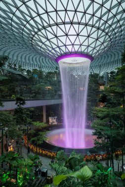 Singapur havalimanı yağmur girdabı ve yemyeşil bitki örtüsü arasında demiryolu