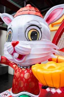 Tavşan dekorasyonu Çin 'in 2023 yılını kutluyor. Singapur' daki Buda Toothe Relic Tapınağı 'nın girişinde.. 