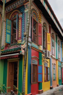 Küçük Hindistan 'ın en ünlü renkli evinin pencere ve duvarları, Sinagpore..