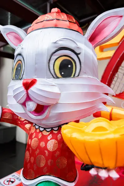 Tavşan dekorasyonu Çin 'in 2023 yılını kutluyor. Singapur' daki Buda Toothe Relic Tapınağı 'nın girişinde.. 