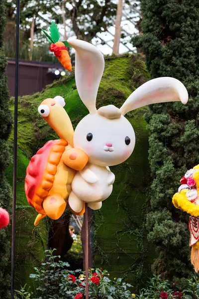 Şirin ve çizgi film gibi sevimli tavşan ve kaplumbağa körfezdeki bahçelerdeki çiçeklerden çıkıyorlar. Singapur