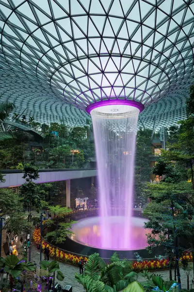 Singapur havalimanı yağmur girdabı ve yemyeşil bitki örtüsü arasında demiryolu