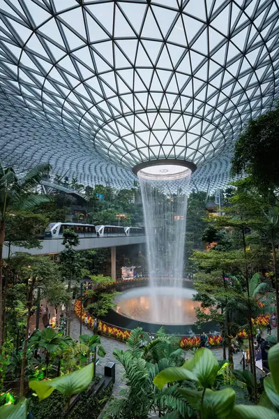 Singapur havalimanı yağmur girdabı ve yemyeşil bitki örtüsü arasında demiryolu