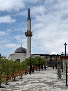 Yunusemre Anıtmezar ve Sosyal Kompleksi Ulupnar Krehir Köyü 'nde yer almaktadır.